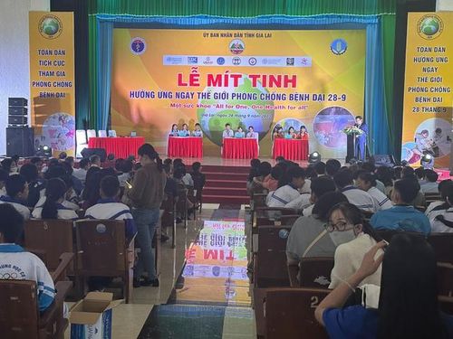 Các em học sinh tại thành phố Pleiku tham dự cuộc thi tìm hiểu về bệnh dại trong khuôn khổ lễ mít tinh.