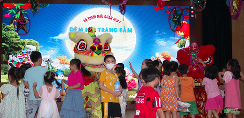 Các cháu vui trò chơi dân gian tại "Đêm hội trăng rằm" Bộ Tham mưu Quân khu 7. 
