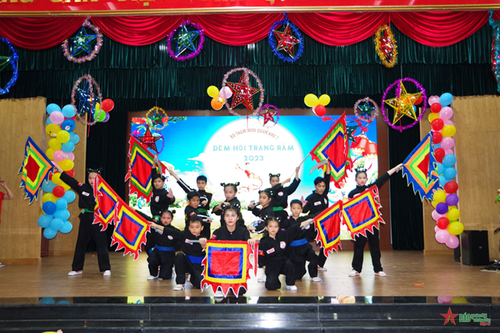 Tiết mục múa hát của các cháu thiếu niên tại "Đêm hội tăng rằm" Bộ Tham mưu Quân khu 7. 