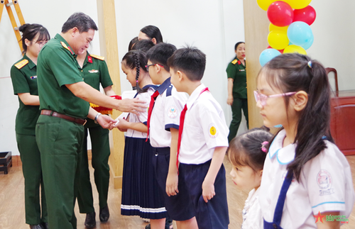 Đại tá Phạm Phú Ý, Phó tham mưu trưởng Quân khu 7 tặng quà cho các em học sinh hoàn cảnh khó khăn vươn lên trong học tập. 