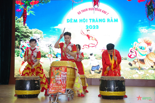 Đánh trống hội tại "Đêm hội trăng rằm" 