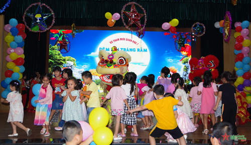 Vui xem múa lân tại "Đêm hội trăng rằm" Bộ Tham mưu Quân khu 7. 