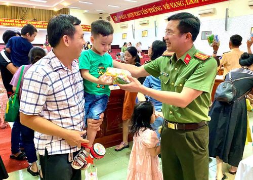 Thượng tá Nguyễn Đại Đồng, Phó Giám đốc CATP Đà Nẵng tặng quà trung thu cho các cháu thiếu nhi là con CBCS CATP