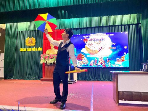 Tiết mục ảo thuật với màn trình diễn ấn tượng của một đồng chí CBCS CATP Đà Nẵng