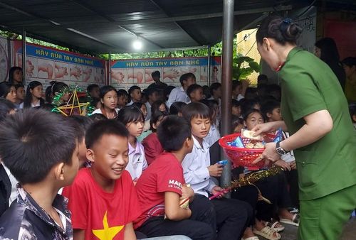 Chia quà cho học sinh trường PTDTBT THCS Phìn Ngan, huyện Bát Xát.