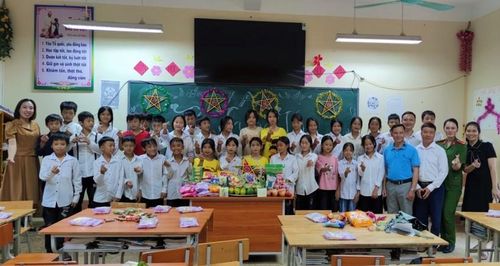 Phá cỗ trong lớp học tại trường PTDTBT THCS Phìn Ngan, huyện Bát Xát.