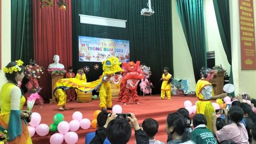 Tiết mục múa lân trong Đêm hội trăng rằm ở xã Pa Cheo, huyện Bát Xát.