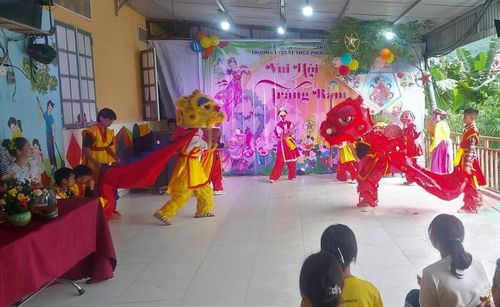 Trường PTDTBT THCS Phìn Ngan tổ chức Trung thu trong khu nhà ăn bán trú.