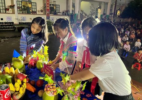 Học sinh trường PTDTBT Tiểu học Thải Giàng Phố xếp mâm ngũ quả.