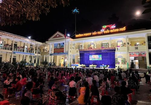 Trường PTDTBT Tiểu học Thải Giàng Phố đón Trung thu trong buổi tối đẹp trời.