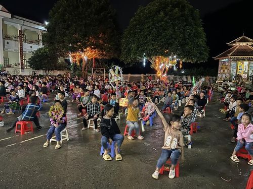 Học sinh trường PTDTBT Tiểu học Thải Giàng Phố đón Trung thu trong không khí phấn khởi, vui tươi.
