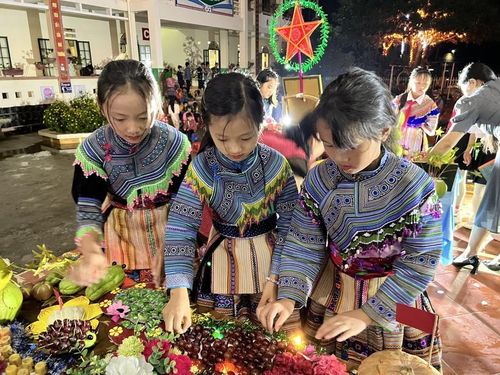 Học sinh Trường trường PTDTBT Tiểu học Thải Giàng Phố trang trí mâm ngũ quả.