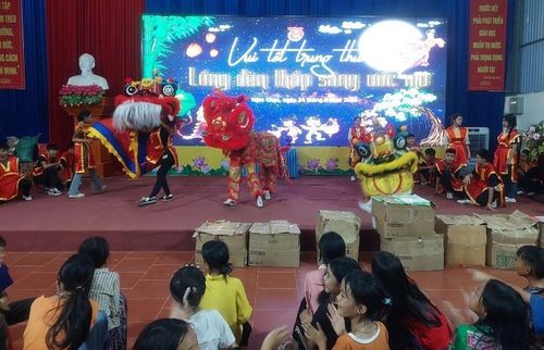 Chương trình vui tết Trung thu "Lồng đèn thắp sáng ước mơ" được tổ chức tại xã Nậm Chạc, huyện Bát Xát.