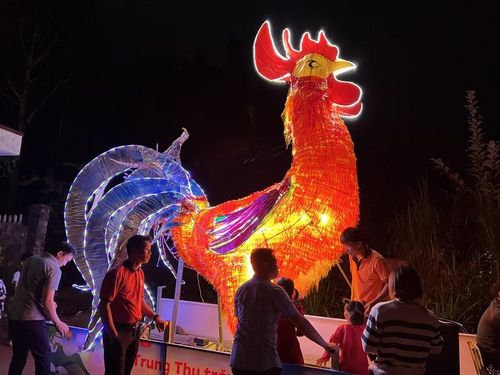 Đèn lồng gà trống được trường PTDTBT Tiểu học Thải Giàng Phố chuẩn bị công phu.