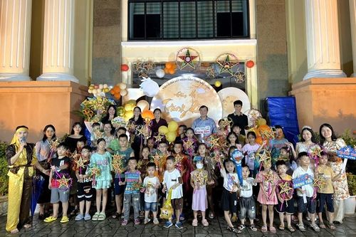 Tập thể Lãnh đạo VKSND tỉnh Bắc Ninh cùng các cháu thiếu nhi vui đón Tết Trung thu.