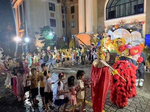 Các cháu thiếu nhi vui rước đèn ông sao trong đêm hội.