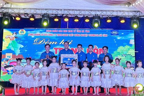 Tại đêm hội, Phó Chủ tịch LĐLĐ tỉnh Ngô Đình Vân, lãnh đạo Công đoàn các KKT tỉnh trao quà tặng quà, động viên các cháu thiếu nhi.
