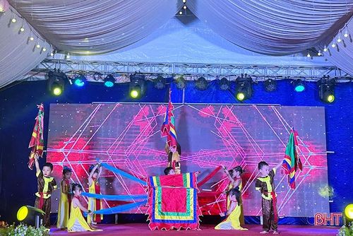 Mở đầu “Đêm hội trăng rằm” là những tiết mục văn nghệ sôi động do các bé đến từ phường Kỳ Liên (thị xã Kỳ Anh) thể hiện.