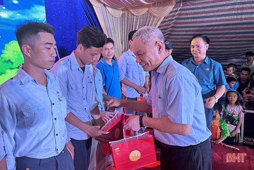 Được biết, trong dịp Tết Trung thu năm nay, Công đoàn Formosa Hà Tĩnh trao gần 6.700 suất quà (trị giá 850 triệu đồng) cho các em thiếu nhi và con em người lao động trong công ty.