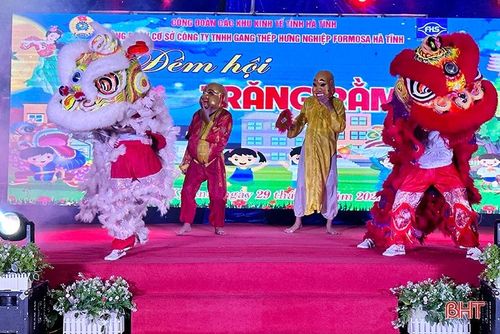 Tiết mục múa lân khiến các em nhỏ thích thú.