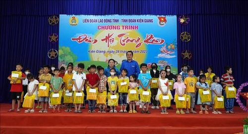 Lãnh đạo Liên đoàn Lao động Kiên Giang và Tỉnh đoàn tặng quà cho thiếu nhi có hoàn cảnh khó khăn, học giỏi.