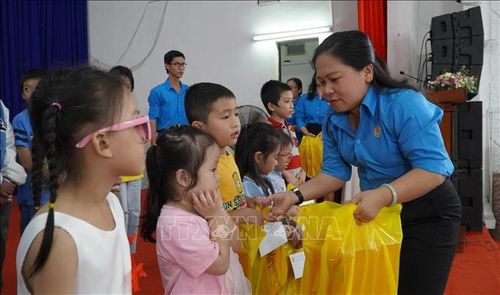 Bà Trương Thanh Thúy, Chủ tịch LĐLĐ Kiên Giang tặng quà cho thiếu nhi có hoàn cảnh khó khăn, học giỏi.