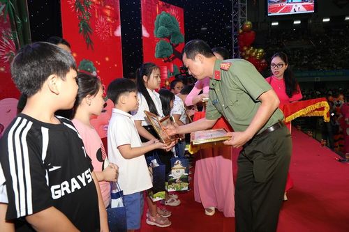 Đại tá Tô Anh Dũng - Giám đốc Công an tỉnh Hà Nam trao thưởng cho các cháu học sinh giỏi cấp quốc gia.