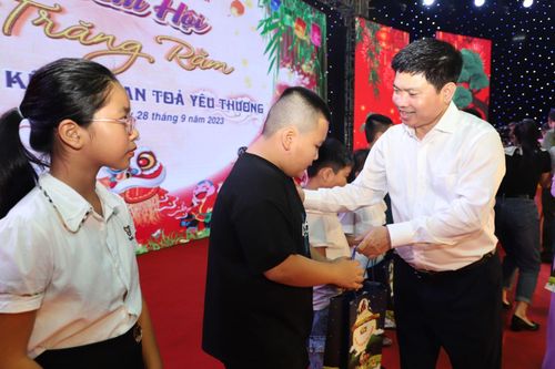 Ông Trương Quốc Huy - Chủ tịch UBND tỉnh Hà Nam trao thưởng cho các cháu học sinh giỏi cấp quốc gia.