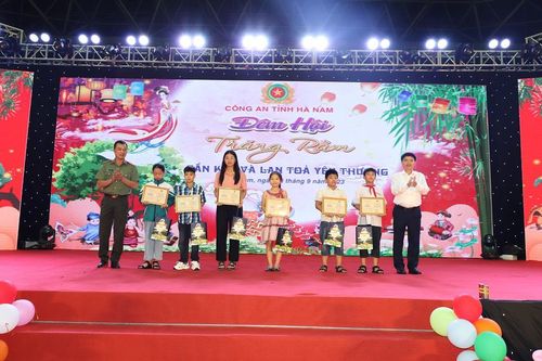 Khung cảnh lễ trao thưởng.