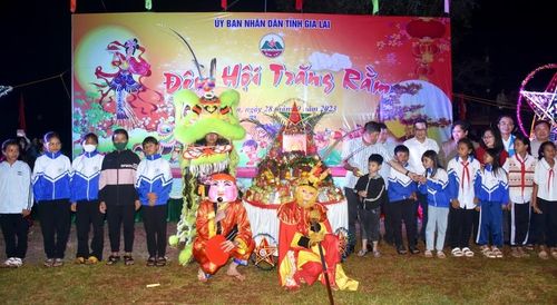 Đại diện lãnh đạo các sở, ban, ngành, hội, đoàn thể tỉnh, huyện cùng các em thiếu niên nhi đồng chuẩn bị phá cỗ Trung thu tại Đêm hội. Ảnh: Đinh Yến