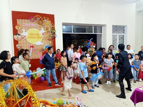 Báo Gia Lai tổ chức Đêm hội trăng rằm cho con em cán bộ, viên chức. Ảnh: Bích Nga