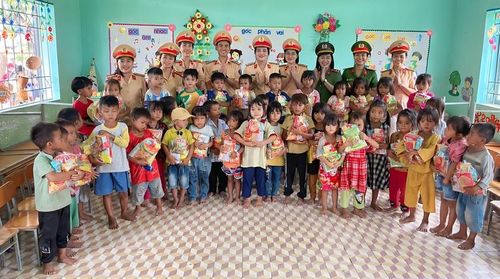 Các chiến sĩ Công an trao quà cho thiếu nhi tại điểm Trường Mầm non 1/6 (xã Kim Tân, huyện Ia Pa). Ảnh: Nông Hòa