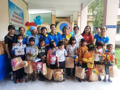 Đoàn công tác tặng quà Trung thu cho các bệnh nhi đang điều trị bệnh tại Trung tâm Y tế huyện Đak Pơ. Ảnh: Hồng Ngọc