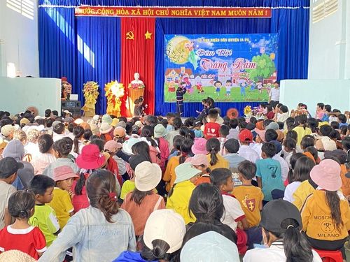 Thiếu nhi huyện Ia Pa vui Tết Trung thu. Ảnh: Mai Linh