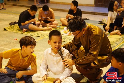 Các cháu thiếu nhi tham gia trò chơi đố vui có thưởng.