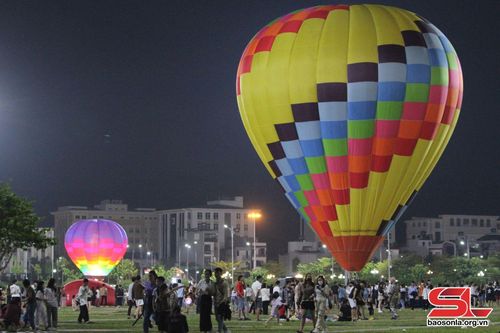 Trình diễn khinh khí cầu tại đêm hội.