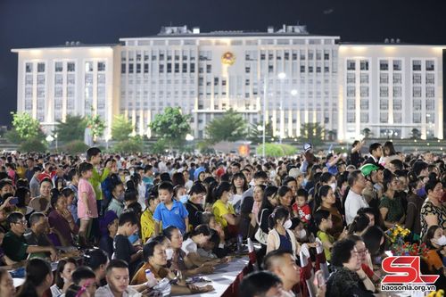 Đông đảo nhân dân và thiếu niên, nhi đồng tham dự "Đêm hội trăng rằm".