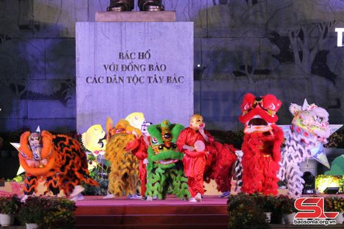 Tiết mục múa lân tại đêm hội.