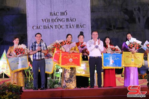 Ban tổ chức trao giải nhất cho đội thi phường Chiềng Sinh.