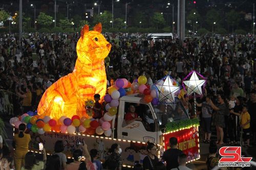 Thi trang trí và trình diễn đèn ông sao của đội thi phường Quyết Thắng.