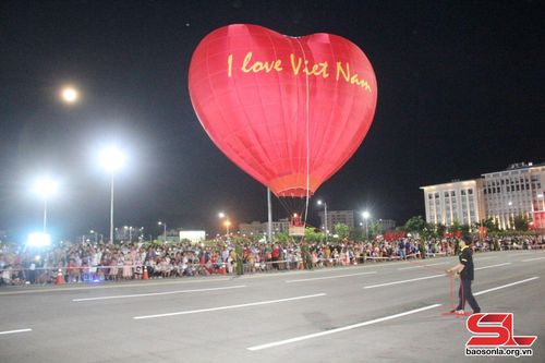 Trình diễn khinh khí cầu tại đêm hội.