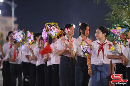 Học sinh tham gia phần thi trang trí và trình diễn đèn ông sao.