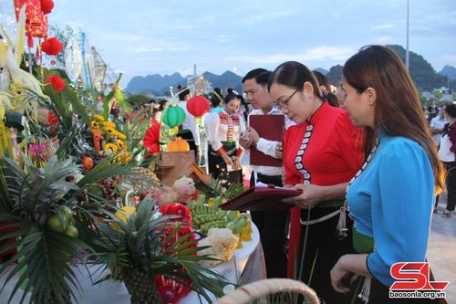 Ban Giám khảo chấm thi trang trí mâm cỗ Trung thu.