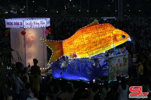 Thi trang trí và trình diễn đèn ông sao của đội thi đến từ phường Chiềng Cơi.