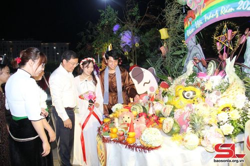 Đại biểu tham quan mâm cỗ Trung thu của các đội thi.