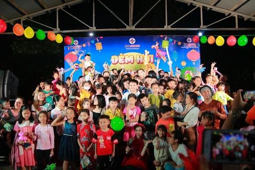 Các em nhỏ chụp hình lưu niệm cùng Chú Cuội và Chị Hằng tại chương trình Đêm hội trăng rằm