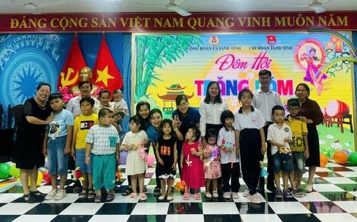 Lãnh đạo TAND tỉnh tặng quà cho các em thiếu nhi là con em cán bộ, công chức và người lao động nhân dịp Tết Trung thu 2023