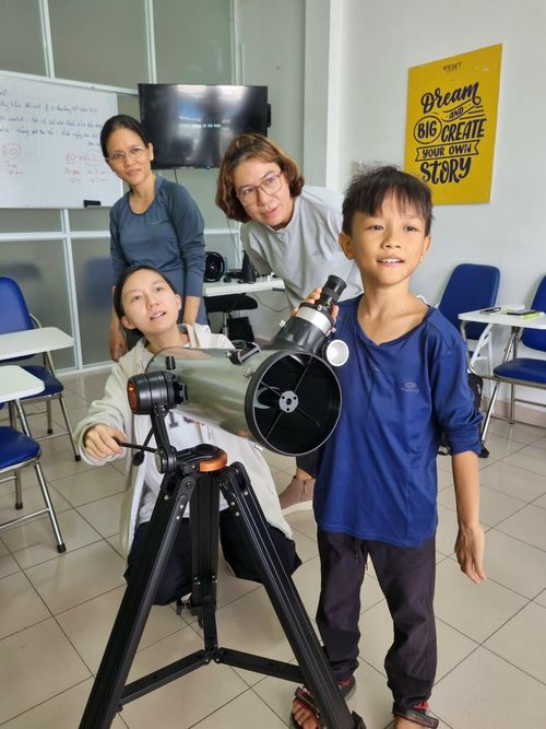 Học viên quan sát bầu trời qua kính thiên văn.