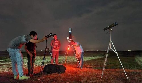 Những người yêu thiên văn quan sát thiên văn tại hội trại thiên văn 2023.