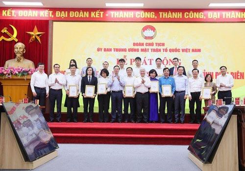 Chủ tịch nước Võ Văn Thưởng và Chủ tịch Ủy ban Trung ương Mặt trận Tổ quốc Việt Nam Đỗ Văn Chiến tại Lễ phát động ủng hộ làm nhà đại đoàn kết cho hộ nghèo của tỉnh Điện Biên với chủ đề “Triệu tấm lòng yêu thương - Nghìn mái nhà hạnh phúc”.